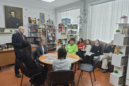 Коммунисты Забайкалья рассказали школьникам о специфике партийной печати