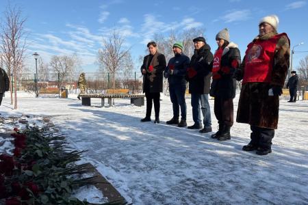 Коммунисты и комсомольцы Белгорода возложили цветы к мемориалу погибшим на Камышитовым заводе