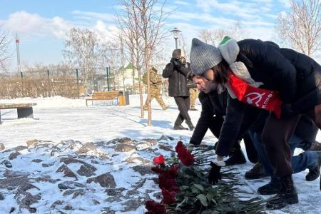 Коммунисты и комсомольцы Белгорода возложили цветы к мемориалу погибшим на Камышитовым заводе