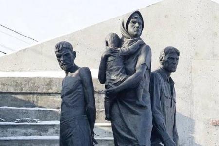 Коммунисты и комсомольцы Белгорода возложили цветы к мемориалу погибшим на Камышитовым заводе