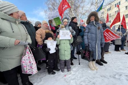 Республика Коми. Мороз и административный ресурс не сломили – жители п.г.т. Жешарт вышли на митинг за национализацию комбината