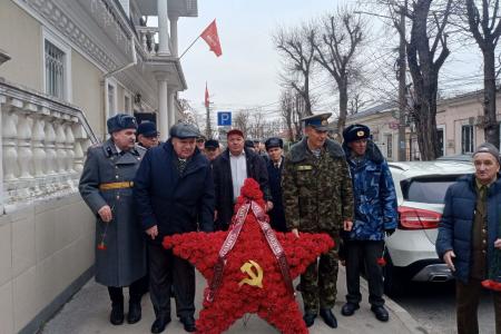 Крымские коммунисты отметили 108-ю годовщину Красной Армии и Красного Флота