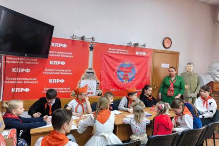 Пионеры Севастополя поздравляют участников СВО  с Днем Советской Армии и Военно-морского флота