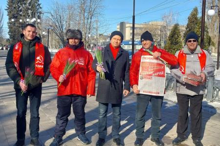 Дарите женщинам цветы! Саратовская область. Коммунисты Балаково поздравили с Международным женским днём