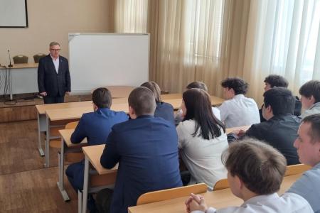 Руководитель фракции КПРФ в Мособлдуме Александр Наумов вручил награды студентам за волонтерскую деятельность в Ожерелье