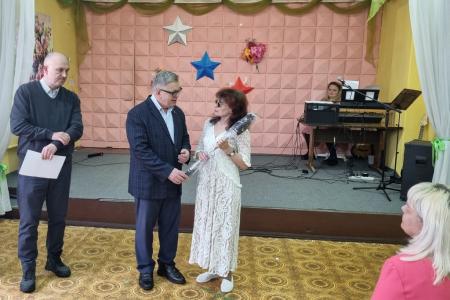 Руководитель фракции КПРФ в Мособлдуме Александр Наумов поздравил с 8 марта женщин Всероссийского общества слепых в Коломне
