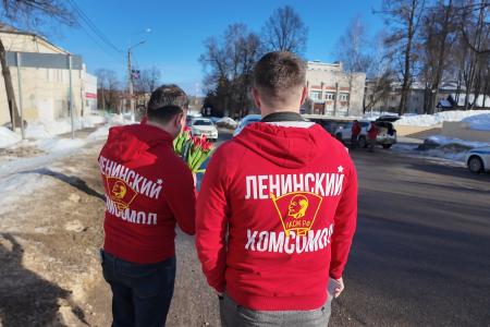 В городе Жуков Калужской области коммунисты и комсомольцы поздравили женщин-автолюбителей с Международный женским днём