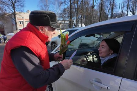 В городе Жуков Калужской области коммунисты и комсомольцы поздравили женщин-автолюбителей с Международный женским днём