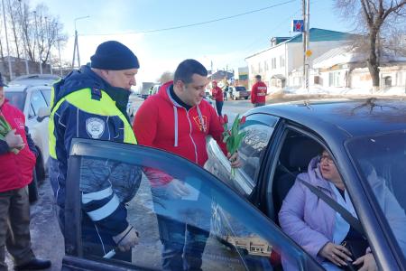 В городе Жуков Калужской области коммунисты и комсомольцы поздравили женщин-автолюбителей с Международный женским днём
