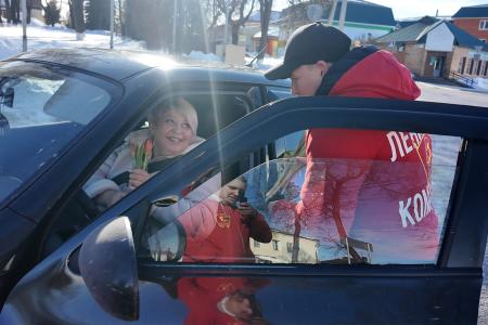 В городе Жуков Калужской области коммунисты и комсомольцы поздравили женщин-автолюбителей с Международный женским днём