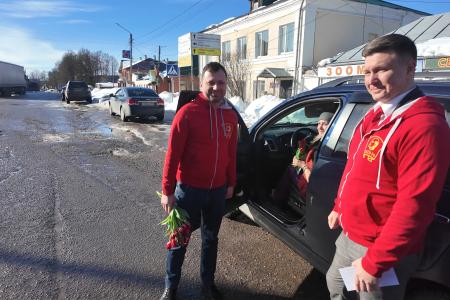 В городе Жуков Калужской области коммунисты и комсомольцы поздравили женщин-автолюбителей с Международный женским днём