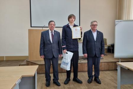 Руководитель фракции КПРФ в Мособлдуме Александр Наумов вручил награды студентам за волонтерскую деятельность в Ожерелье