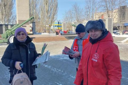 Дарите женщинам цветы! Саратовская область. Коммунисты Балаково поздравили с Международным женским днём