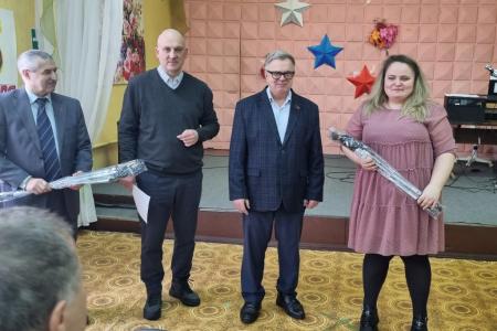 Руководитель фракции КПРФ в Мособлдуме Александр Наумов поздравил с 8 марта женщин Всероссийского общества слепых в Коломне