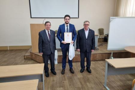 Руководитель фракции КПРФ в Мособлдуме Александр Наумов вручил награды студентам за волонтерскую деятельность в Ожерелье