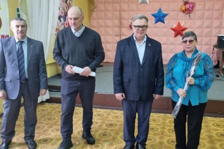 Руководитель фракции КПРФ в Мособлдуме Александр Наумов поздравил с 8 марта женщин Всероссийского общества слепых в Коломне
