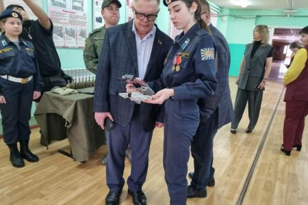 Руководитель фракции КПРФ в Мособлдуме Александр Наумов провел встречу с домодедовскими юнармейцами