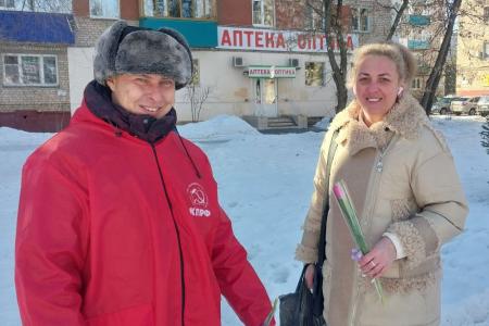 Дарите женщинам цветы! Саратовская область. Коммунисты Балаково поздравили с Международным женским днём