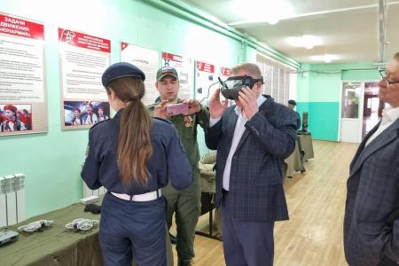 Руководитель фракции КПРФ в Мособлдуме Александр Наумов провел встречу с домодедовскими юнармейцами