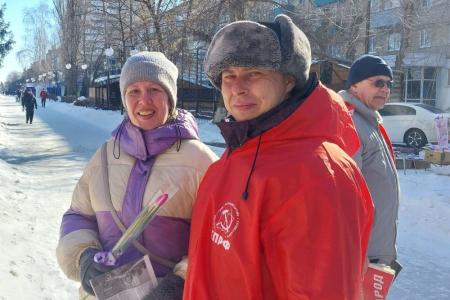 Дарите женщинам цветы! Саратовская область. Коммунисты Балаково поздравили с Международным женским днём