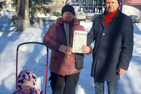 Дарите женщинам цветы! Саратовская область. Коммунисты Балаково поздравили с Международным женским днём