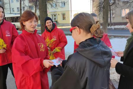 Новгородские коммунисты и комсомольцы встречают 8 марта уличными поздравлениями женщин и тематической политучёбой