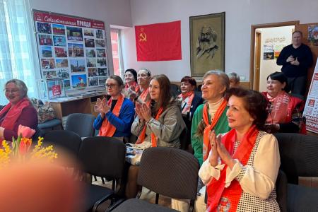 В преддверии Международного женского дня лидер севастопольских коммунистов поздравил местный актив РО ООД «ВЖС-Надежда России» с наступающим праздником