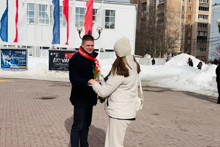 Рязанские коммунисты 8 марта поздравили жительниц города с Международным женским днём