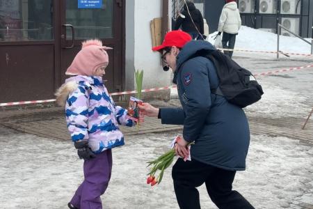 Рязанские коммунисты 8 марта поздравили жительниц города с Международным женским днём
