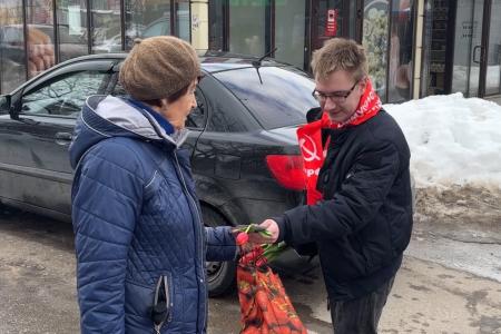 Рязанские коммунисты 8 марта поздравили жительниц города с Международным женским днём