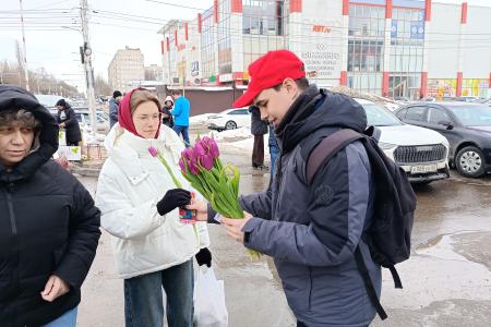 Рязанские коммунисты 8 марта поздравили жительниц города с Международным женским днём