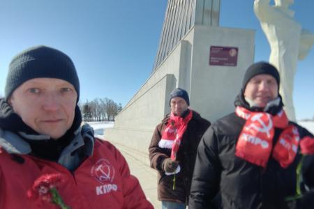 Саратовская область. В день 92-й годовщины со дня рождения  Ю.А. Гагарина коммунисты посетили место приземления первого космонавта планеты
