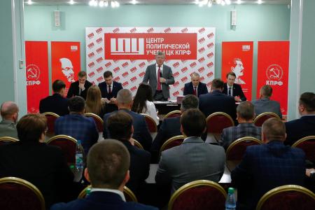 Дмитрий Новиков выпускникам курса «Красная трибуна» в ЦПУ: «Крепкий фундамент знаний – основа победы в дискуссии»