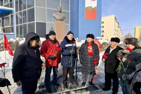 Коммунисты Якутии почтили память И.В. Сталина