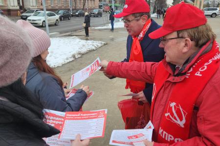 Коммунисты Курска поздравили женщин с 8 Марта на улицах города