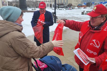Коммунисты Курска поздравили женщин с 8 Марта на улицах города