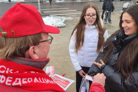 Коммунисты Курска поздравили женщин с 8 Марта на улицах города