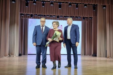 Руководитель фракции КПРФ в Мособлдуме Александр Наумов поздравил жительниц Домодедово с 8 Марта