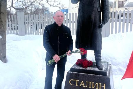 Вологодские коммунисты почтили память И.В. Сталина, возложив цветы к его монументу