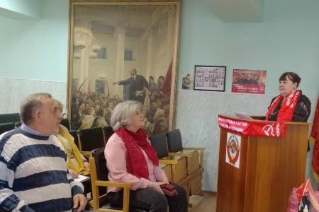 Новгородские коммунисты и комсомольцы встречают 8 марта уличными поздравлениями женщин и тематической политучёбой