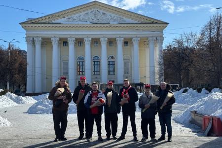 Рязанские коммунисты 8 марта поздравили жительниц города с Международным женским днём