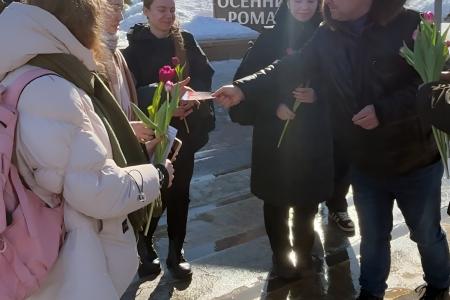 Рязанские коммунисты 8 марта поздравили жительниц города с Международным женским днём