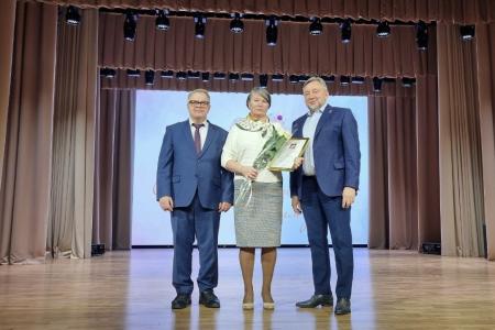 Руководитель фракции КПРФ в Мособлдуме Александр Наумов поздравил жительниц Домодедово с 8 Марта