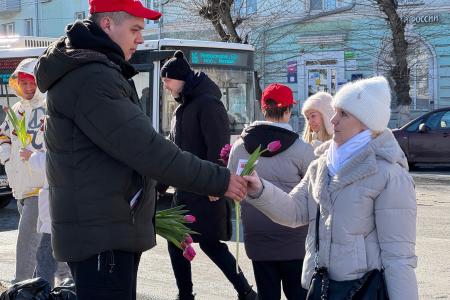 Рязанские коммунисты 8 марта поздравили жительниц города с Международным женским днём