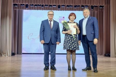 Руководитель фракции КПРФ в Мособлдуме Александр Наумов поздравил жительниц Домодедово с 8 Марта