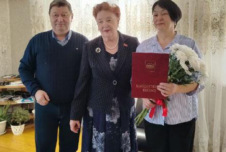 Лидер коммунистов Тюменской области Тамара Казанцева вручила награды  жителям д. Загваздина Тобольского района