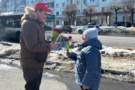 Рязанские коммунисты 8 марта поздравили жительниц города с Международным женским днём