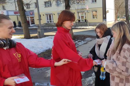 Новгородские коммунисты и комсомольцы встречают 8 марта уличными поздравлениями женщин и тематической политучёбой