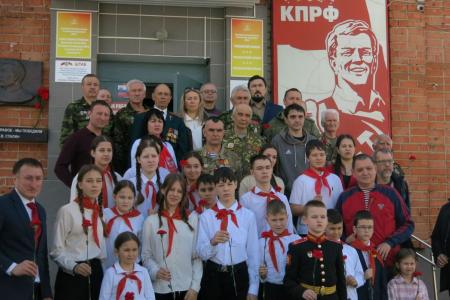 В помещении Чувашского рескома КПРФ открылась экспозиция, посвящённая СВО