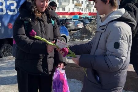 Рязанские коммунисты 8 марта поздравили жительниц города с Международным женским днём